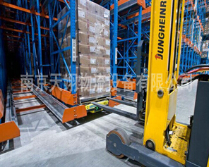 密集架由擱板式倉(cāng)儲(chǔ)貨架演變而成